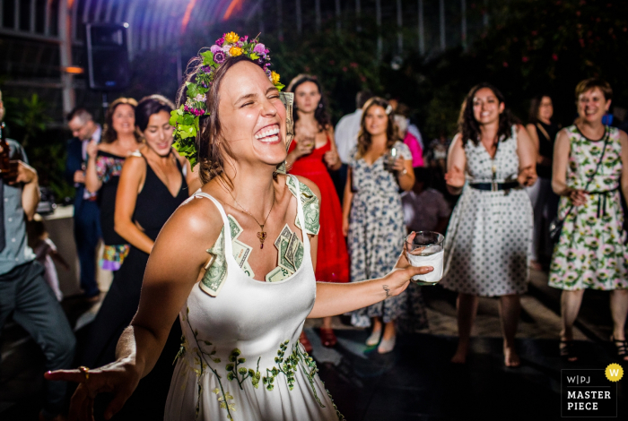 Foto door: <a href="https://www.wpja.com/contests/2019-v15/best-wedding-photographers/2555164"> Allison Williams - Chicago Illinois </a> Receptie Locatie Trouwfotografie - Garfield Park Conservatorium | Een bruid danst met een jurk vol geld tijdens haar huwelijksreceptie