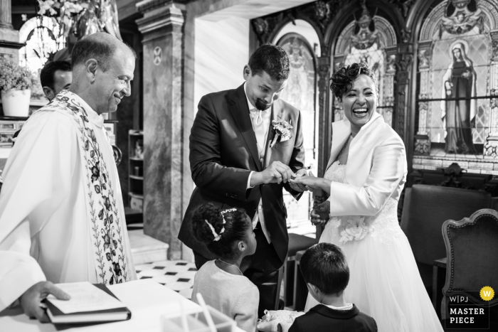 Problem during ring exchange Santuario Madonna del sasso, Locarno (CH) - Wedding photographer - Problem during ring exchange