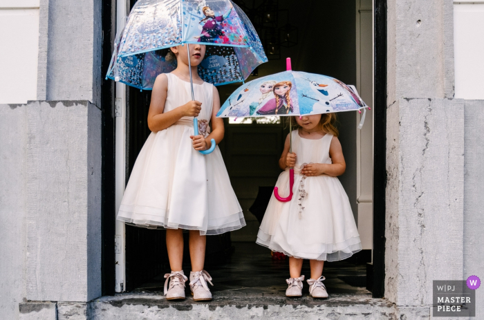 Flanders Wedding Girls esperando bajo la lluvia - fotografía infantil