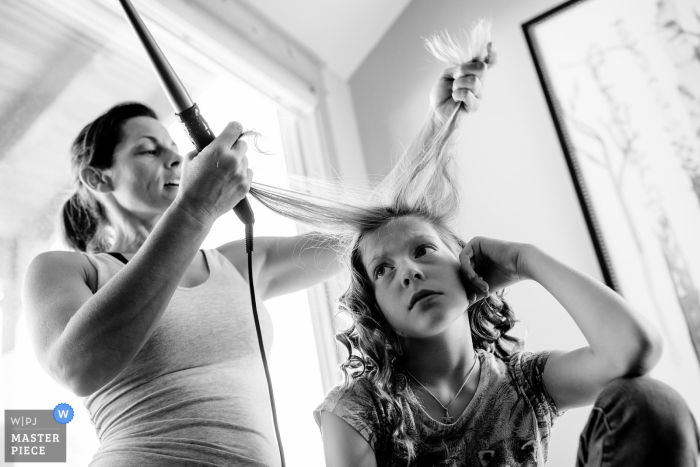 CO fotografia di preparazione nuziale. La fioraia non vuole farsi i capelli.