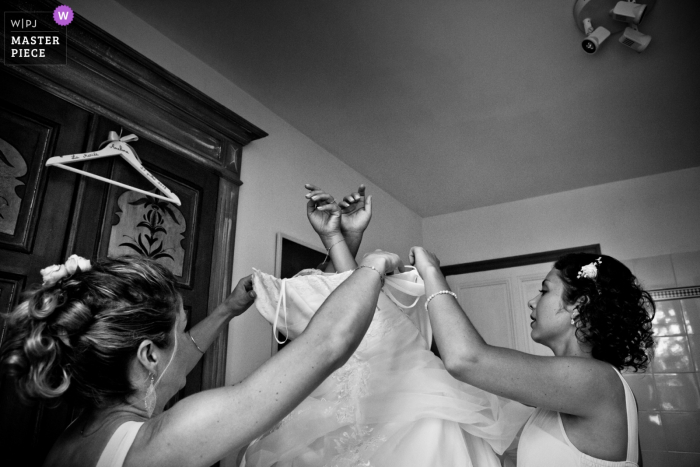 the bride's dress with her friends Auvergne-Rhône-Alpes wedding photographer — drome provencale — bride's dress with her friends