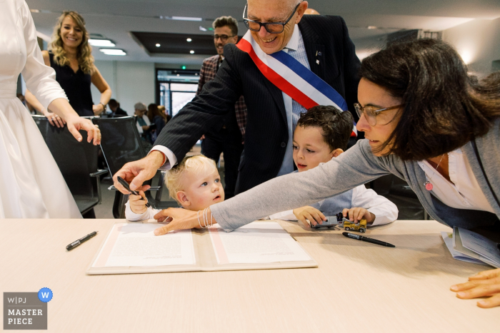 Foto von: <a href="https://www.wpja.com/contests/2019-v15/best-wedding-photographers/2555821"> Sylvain Bouzat - Lyon </a> Lyon Hochzeitsfotograf - Wenn das Kind unterschreiben will!