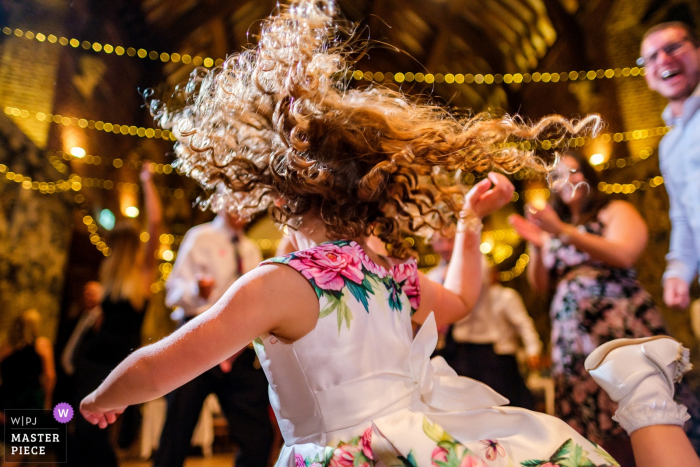 Foto von: <a href="https://www.wpja.com/contests/2019-v15/best-wedding-photographers/2555994"> Razvan Danaila - Arlesey Bedfordshire </a> Hochzeitsfotografie im Hatfield House in Hertfordshire - ein junger Gast mit ernsthaften Tanzbewegungen