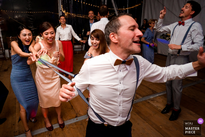 Foto von: <a href="https://www.wpja.com/contests/2019-v15/best-wedding-photographers/2556242"> Sybil Rondeau - Nantes </a> Nantes Hochzeitsfotos | Gast, der Spaß während der Hochzeitsfeier hat.