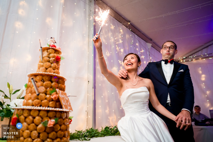 Photographie de mariage de la maison familiale à Nantes - Jeune mariée jouant avec le feu