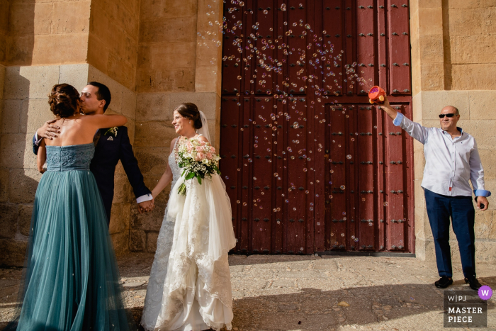 Bubble throwing after ceremony wedding photographer for Catedral de Salamanca — Bubble throwing after ceremony
