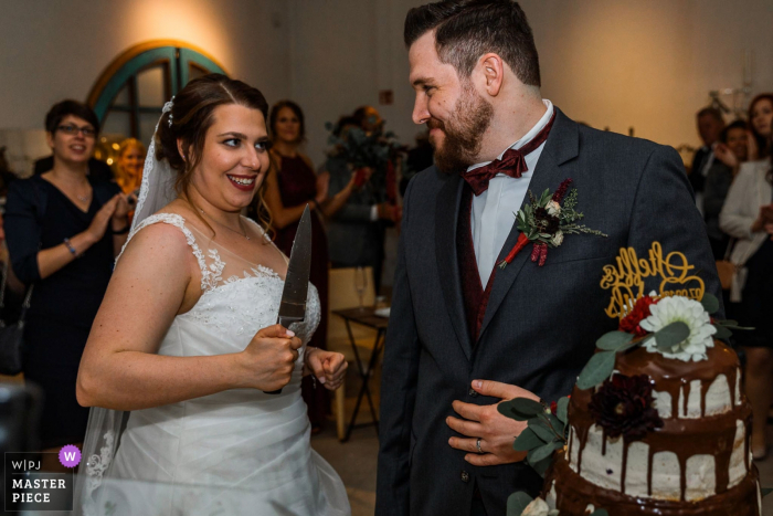 Bochum wedding photographer — Bride is waiting - that it`s time to cut the cake