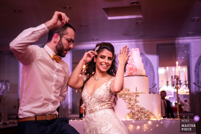 La foto de la recepción nupcial del Château d'Apigné en Rennes muestra su anillo con el pastel de bodas al fondo.