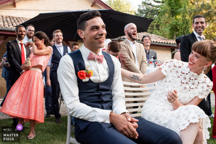 Foto da cerimônia de casamento do noivo, Château Peyrère du Tertre, rindo durante as conversas.