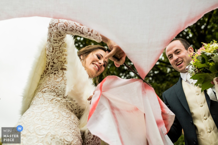 Foto: <a href="https://www.wpja.com/contests/2019-v15/best-wedding-photographers/2556487"> Matouš Bárta - Prag </a> Rudolec Hochzeitsfotograf - Das Herz für dieses Brautpaar ausschneiden