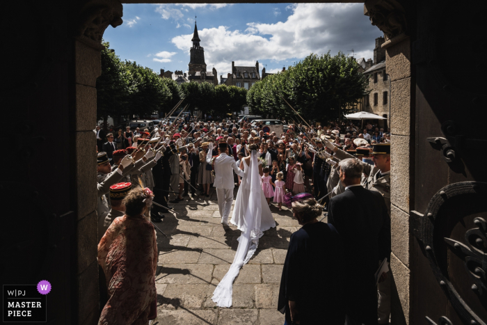 Dinan's kerk, Bretagne, Frankrijk trouwfoto van de bruid en bruidegom die de kerk verlaten na de ceremonie