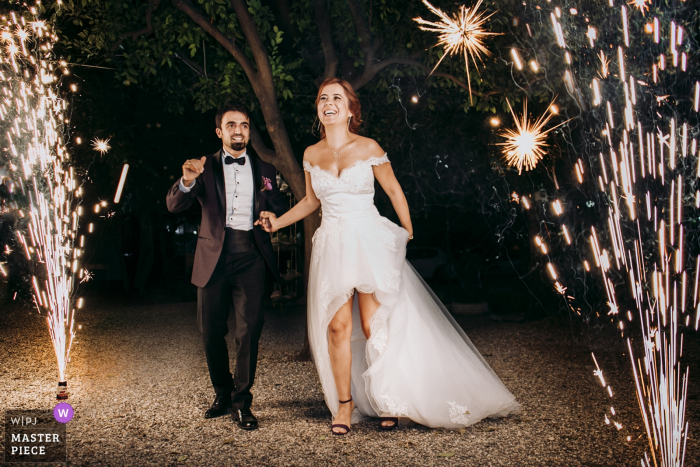 Foto von: <a href="https://www.wpja.com/contests/2019-v15/best-wedding-photographers/2556607"> Emre Nesli - Istanbul Istanbul </a> Hochzeitsempfangbild Han Restaurant Mersins die Türkei der Braut und des Bräutigams, die im Parteibereich ankommen.