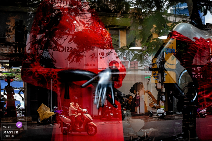 Photo: <a href="https://www.wpja.com/contests/2019-v15/best-wedding-photographers/2556658"> Le Thaïlandais - Hô Chi Minh </a> Haiphong, image de mariage Vietnam de la mariée se prépare dans une image qui est en couches avec des reflets.