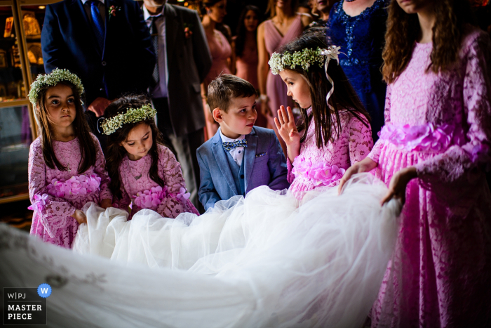 Foto von: <a href="https://www.wpja.com/contests/2019-v15/best-wedding-photographers/2556715"> Bozhidar Krastev - Ruse </a> Hochzeitsfotografie aus der Kathedrale von Varna, Varna, Bulgarien - Die kleinen Brautjungfern und der Schleier