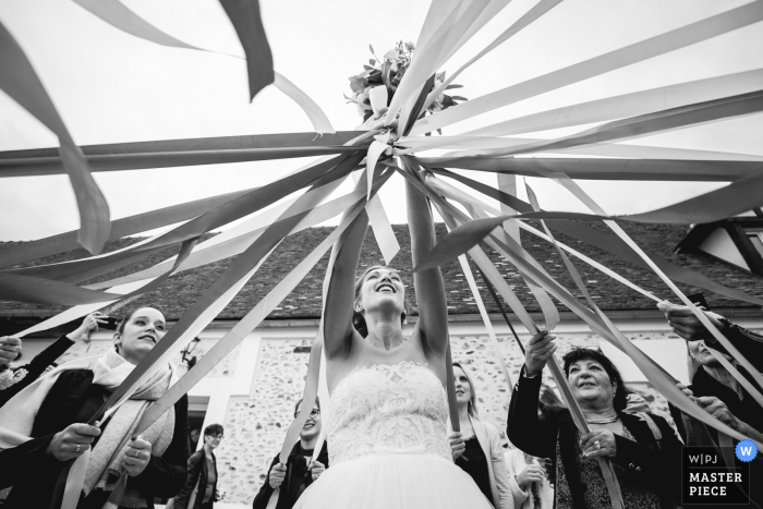 Bride's bouquet game ferme de la ronce, La Houssaye-en-Brie wedding photographer | Bride's bouquet game