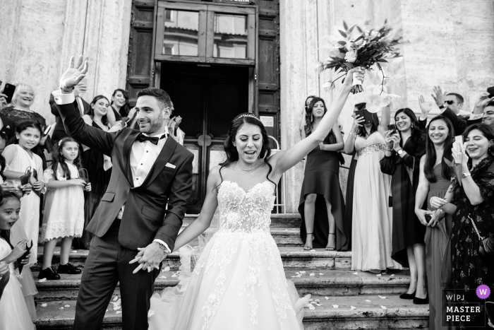 Photo: <a href="https://www.wpja.com/contests/2019-v15/best-wedding-photographers/2556880"> Daniele Borghello - Padoue </a> Image de la cérémonie de mariage à l'église Santa Maria della Vittoria de la mariée et du marié quittant l'église en tant que mari et femme.