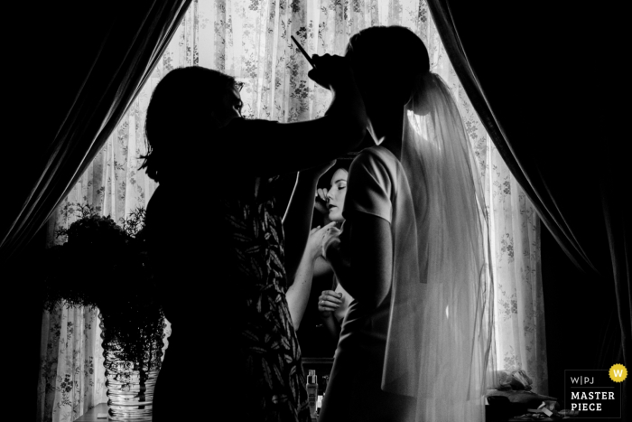 Foto von: <a href="https://www.wpja.com/contests/2019-v15/best-wedding-photographers/2556900"> Serenay Lokcetin - Istanbul Istanbul </a> Hochzeitsfoto der Casa Lavanda in Schwarzweiß des Bries, der in letzter Minute Make-up-Ausbesserungen erhält