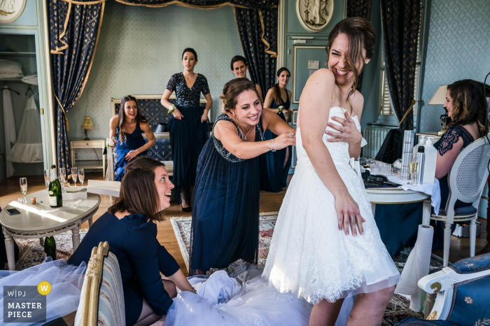 Photo by: <a href="https://www.wpja.com/contests/2019-v15/best-wedding-photographers/2556939">Henri Deroche - Orléans </a> France wedding photography of Getting ready - Laughing suiting up