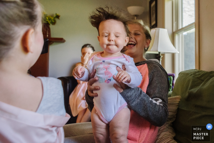 Foto: <a href="https://www.wpja.com/contests/2019-v15/best-wedding-photographers/2556973"> Meg Brock - Holland Pennsylvania </a> Wrightstown, PA Wedding Prep Photography - Kinder spielen mit dem Fön, während sie sich fertig machen