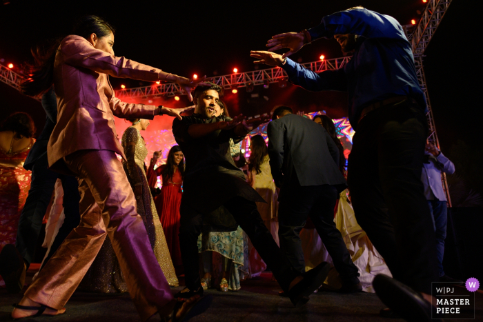 Foto von: <a href="https://www.wpja.com/contests/2019-v15/best-wedding-photographers/2556976"> Ankita Asthana - Mumbai Maharashtra </a> Hochzeitsfotograf für Ahmedabad, Indien - Wenn Ihre Freunde Sie beim Hochzeitsempfang höher auf die Tanzfläche heben!