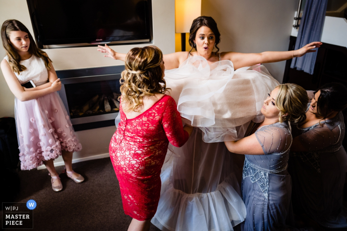 Zdjęcie: <a href="https://www.wpja.com/contests/2019-v15/best-wedding-photographers/2557098"> Annie Kheffache - Dun Laoghaire Dublin </a> BrookLodge, Wicklow, Irlandia fotograf ślubny - Dressing the bride