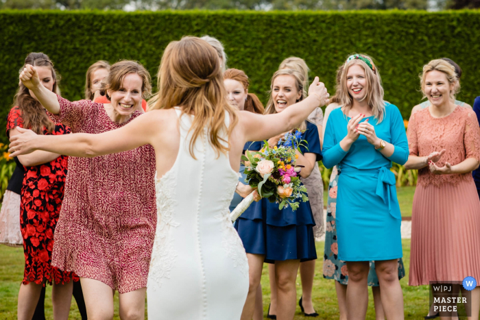 Foto von: <a href="https://www.wpja.com/contests/2019-v15/best-wedding-photographers/2557115"> Freek Nagtzaam - 's-Hertogenbosch Noord Brabant </a> Kasteel Heeswijk Hochzeitsfotografie - Brautjungfer fängt den Strauß