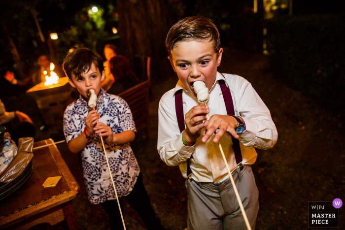 Foto por: <a href="https://www.wpja.com/contests/2019-v15-photography-competition/best-wedding-photographers/2557132"> Chris Shum - Sunnyvale California </a> Deer Park Villa, fotógrafo de recepción de bodas de Fairfax - Hot yummy s'mores