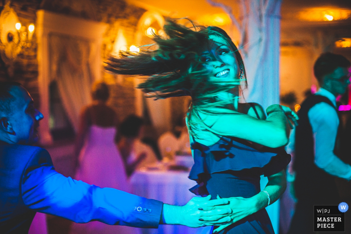 Foto von: <a href="https://www.wpja.com/contests/2019-v15/best-wedding-photographers/2557189"> Bartosz Ciesielski - Lodz Lodzkie </a> Hochzeitsempfangsphotograph Lodz, Polen - Tänzerin am Hochzeitsfest.