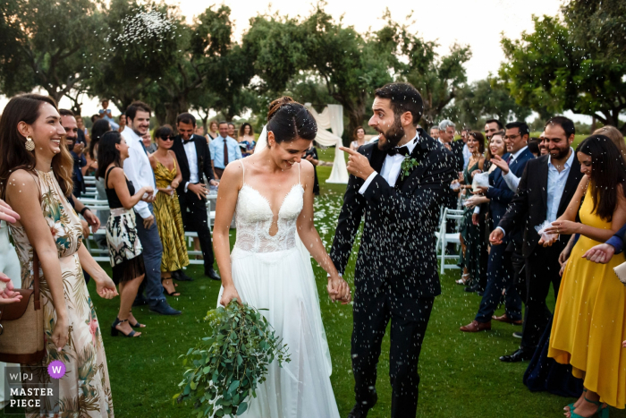 Foto: <a href="https://www.wpja.com/contests/2019-v15/best-wedding-photographers/2557242"> Ufuk Sarisen - Istanbul </a> kyrenia, zypern - Korineum Golf Resort - Hochzeitsfotografie der Braut und des Bräutigams, die nach der Zeremonie gehen