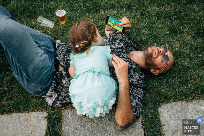 Fotógrafo de bodas Piedmont Cuneo - Imagen de padre e hija descansando en la hierba