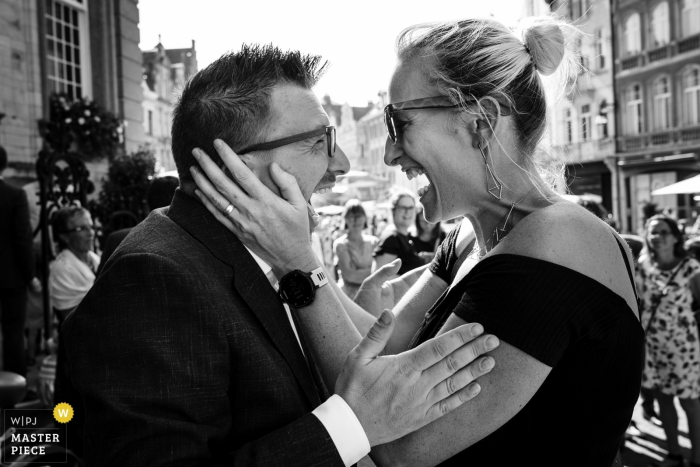 Flanders Ceremony - fotógrafo de casamento - Noivo e dama de honra se cumprimentam em êxtase logo após o casamento civil