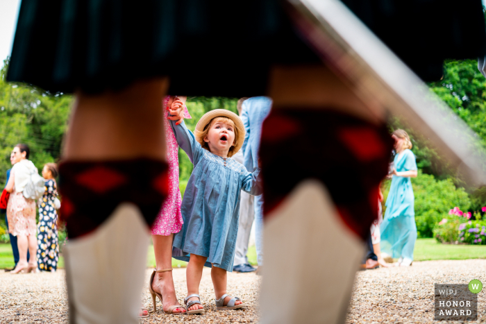 Cambridgeshire Hochzeitsreportage Fotografie in Hutton Hall, Essex Veranstaltungsort | Kind sieht zum ersten Mal einen Mann in einem Kilt.