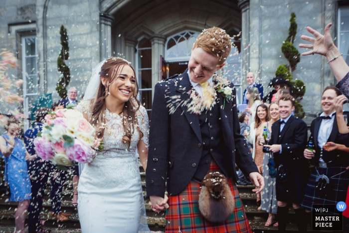 Fotografía de la boda del lugar de recepción de Escocia | "Túnel de confeti" para novios