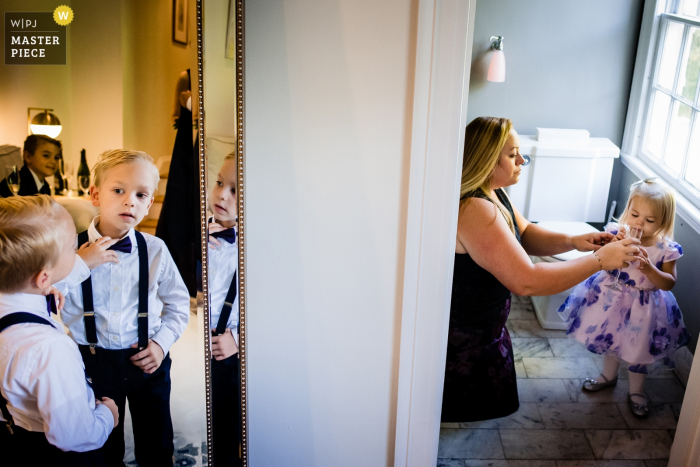 Southern Vermont Arts Center Wedding Venue - Fotografie van de ringdrager en bloemenmeisjes maken zich klaar voor de ceremonie