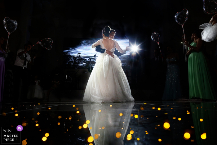 Foto: <a href="https://www.wpja.com/contests/2019-v15/best-wedding-photographers/2557522"> Claudia Amorim - Goiânia Goias </a> Jacaúna Eventos Hochzeitsfoto der Braut und des Bräutigams auf der Tanzfläche bei ihrer Empfangsparty.