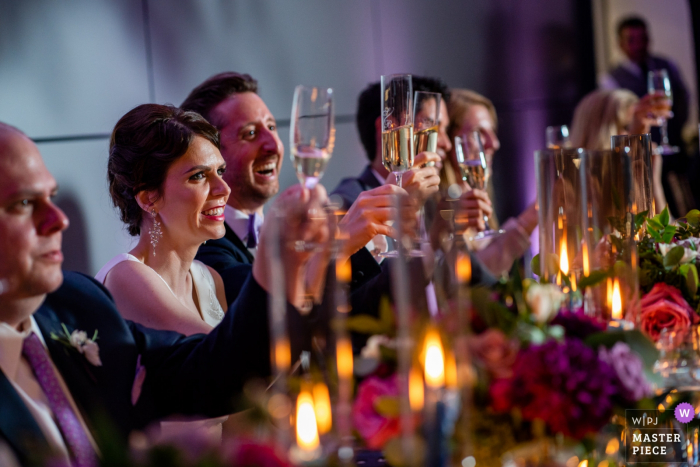 Foto di: <a href="https://www.wpja.com/contests/2019-v15/best-wedding-photographers/2557537"> Johnny Shryock - Arlington Virginia </a> Spy Museum, fotografo di matrimoni di Washington DC - I felici sposi salutano il loro brindisi