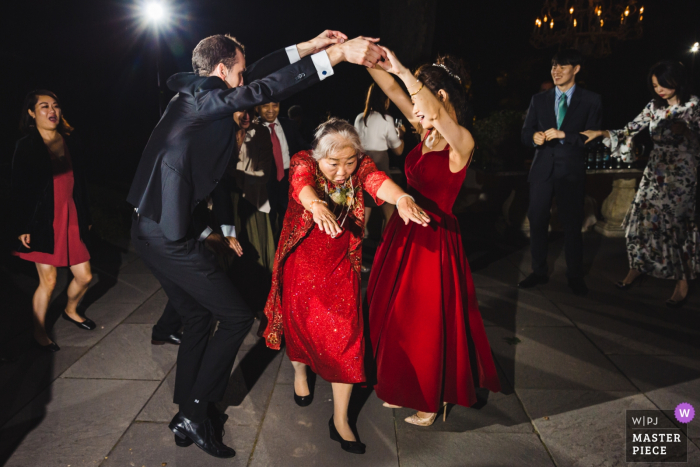 La fotografía de la boda de North Shore House | Todas las edades están disfrutando de la fiesta de baile en la boda.