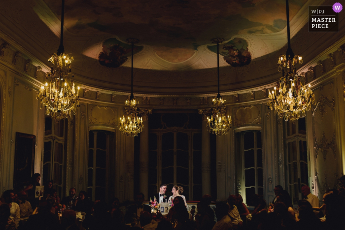 Foto: <a href="https://www.wpja.com/contests/2019-v16/best-wedding-photographers/2560352"> Ashley Davenport - Castle Dongington Derbyshire </a> London Wedding Reportage Photographer: Moment des Lachens von Braut und Bräutigam beim Abendessen