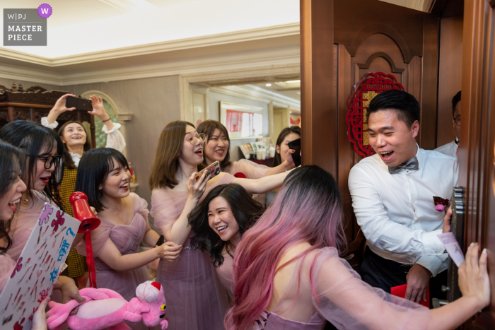 Photo by: <a href="https://www.wpja.com/contests/2019-v16/best-wedding-photographers/2560473">Jinqi Tan - Guangzhou </a> Guangdong Actual Day Wedding Photography at the Home - Accept relatives at the door