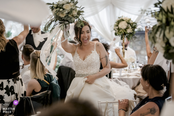 triumphal entry into the restaurant Relais La Costa. Reception Venue, Monteriggioni, Siena venue photography on wedding day - triumphal entry into the restaurant