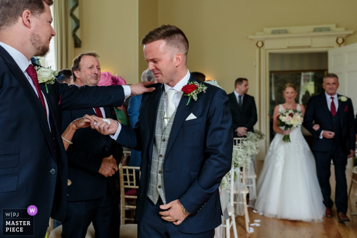 Foto von: <a href="https://www.wpja.com/contests/2019-v16/best-wedding-photographers/2561052"> Catherine Hill - Canterbury Kent </a> Charlton Park, Bishopsbourne, Kent, UK Hochzeitsort Fotos | Der Bräutigam ist von Emotionen überwältigt, als seine Braut mit ihrem Vater ankommt
