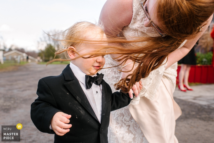 Foto von: <a href="https://www.wpja.com/contests/2019-v16/best-wedding-photographers/2561100"> Viara Mileva - Bath Ontario </a> Fotografie von außerhalb Strathmere Lodge Empfangsort, Ottawa - Foto des Haares der Braut in das Gesicht ihres Kleinkindes