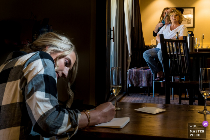 Foto von: <a href="https://www.wpja.com/contests/2019-v16/best-wedding-photographers/2561151"> Brenda Bergreen - Evergreen Colorado </a> Colorado Hochzeitsfotograf für Telluride Peaks Resort - The Bride Finishing Gelübde, während Mama Haare machen lässt.