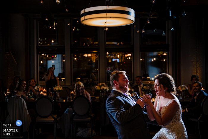 Foto door: <a href="https://www.wpja.com/contests/2019-v16/best-wedding-fotografen/2561183"> Victoria Sprung - Chicago Illinois </a> River Roast, Chicago, IL trouwfotograaf - afbeeldingen van de eerste karaoke van de bruid en bruidegom
