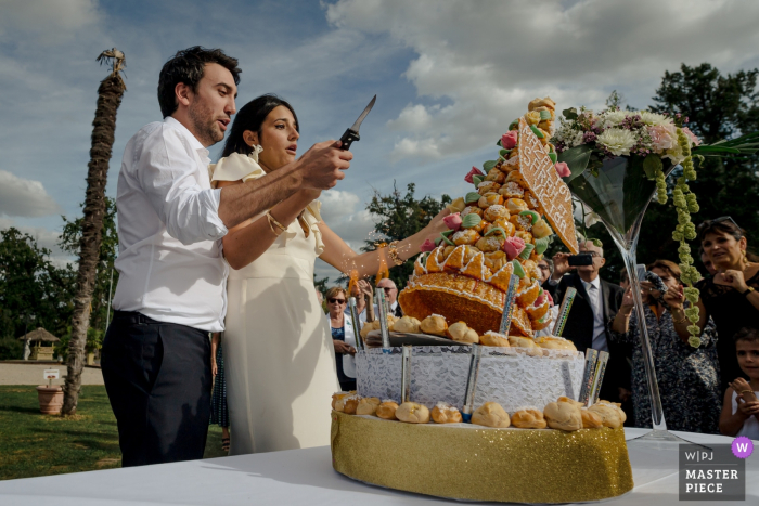 Foto: <a href="https://www.wpja.com/contests/2019-v16/best-wedding-photographers/2561334"> Florent Cattelain - Labarthe-sur-Lèze </a> Hochzeitsfotografie Chateau de la Garrigue, Frankreich vom Kuchenausschnitt im Freien