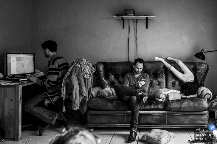 Photo by: <a href="https://www.wpja.com/contests/2019-v16/best-wedding-photographers/2561338">Nadine Court - Chambéry </a> Photography from the bridegroom's house, France | The bridegroom's daughter upside down on the couch