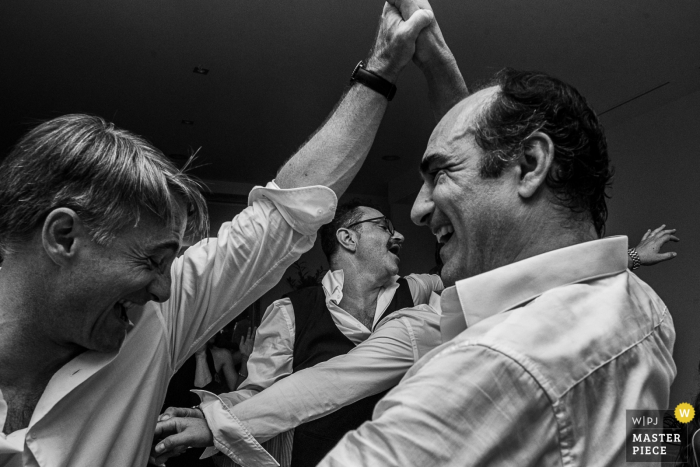 Château de Candie, Chambéry, França - fotografia de casamento - Os hóspedes se divertem na pista de dança