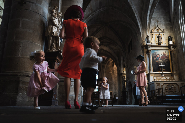 Dinan's kerk, Bretagne, Frankrijk Fotograaf | Kinderen tijdens huwelijksceremonie