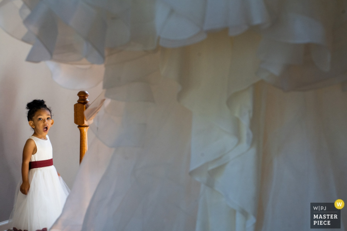 Fotografia de casamento em casa Lawrenceville Georgia | A menina de flor ama o vestido das noivas