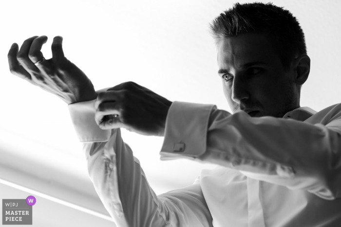 Hamburg/Germany Groom getting ready photos in black and white